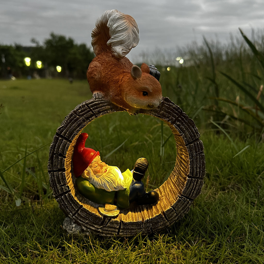 Statue solaire écureuil et gnome dans un anneau de bois